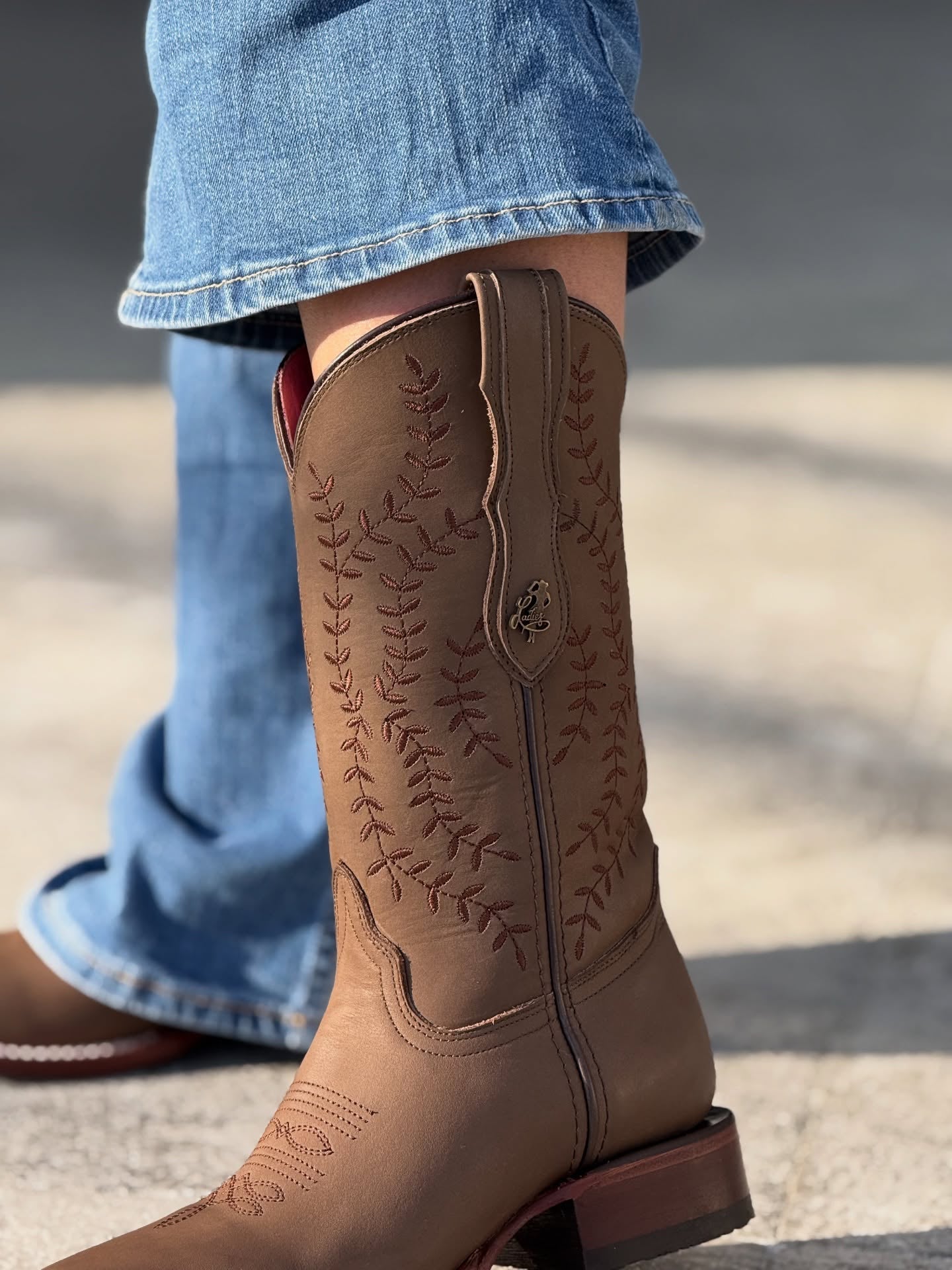 Hand-embroidered Western Cowgirl Boots